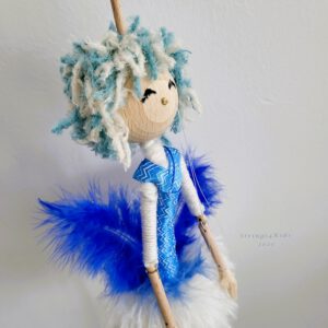 Blauw feetje met licht blauwe piekhaartjes en fee-oortjes. Hij heeft een wit rokje aan en blauwe vleugels. De vleugels zijn van veren gemaakt.