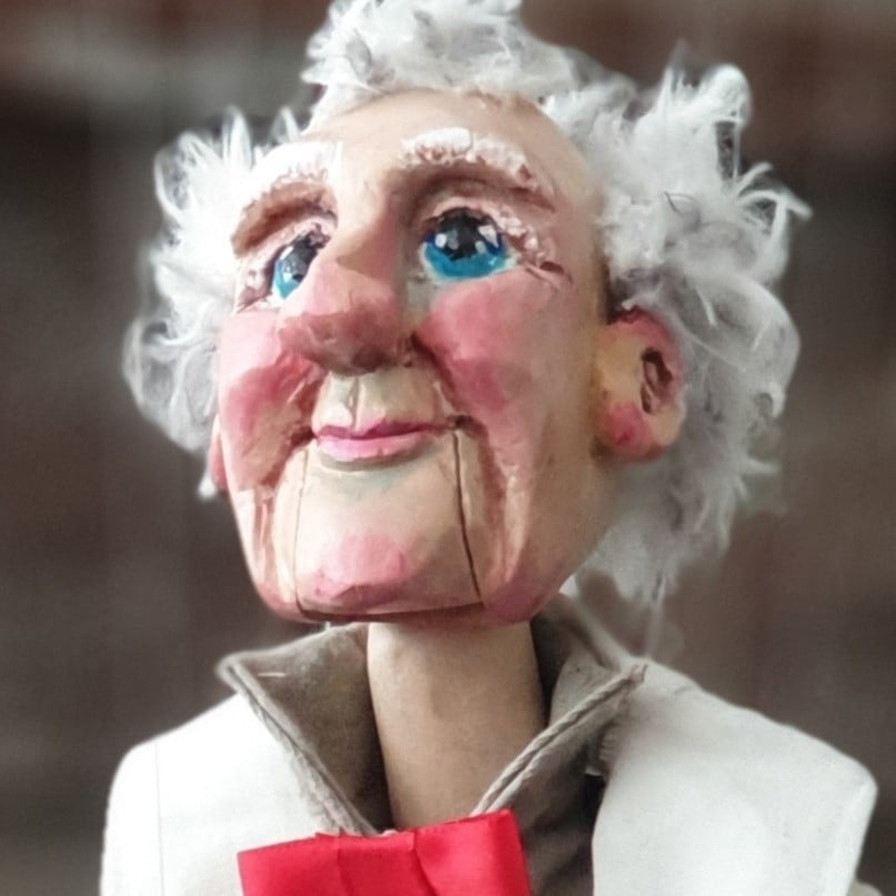 Close-up van de professor. Handgesneden marionetpop met een bewegende mond.