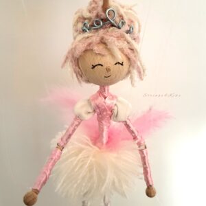 Pink Fairy Handgemaakte Marionet Pop gezien van voor. Ze heeft een kroontje op en een witte tutu aan met roze vleugeltjes gemaakt van veren. Speelplezier voor kinderen en beginnende poppenspelers door de extra stok aan het speelkruis.